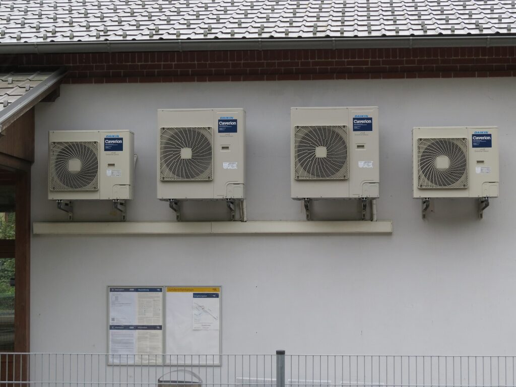 Unidades exteriores de aire acondicionado Daikin en fachada