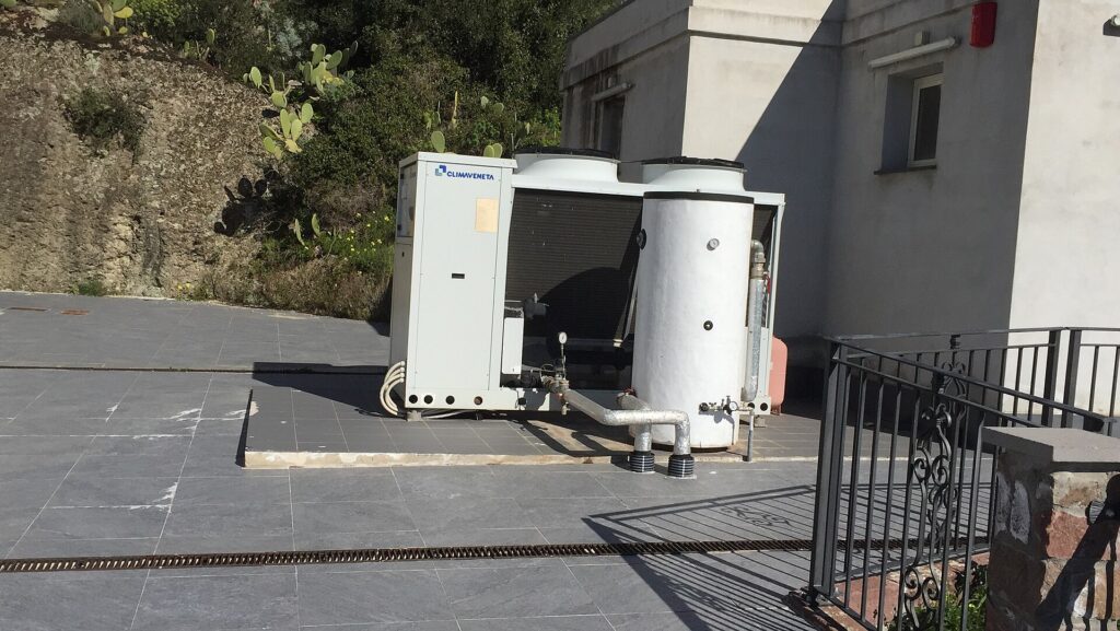 Enfriadora de agua Climaveneta instalada en cubierta